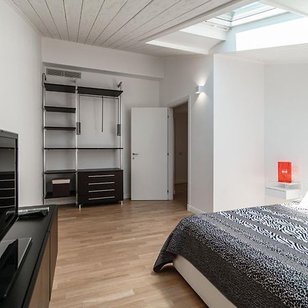 Attic 64 - The House Of Travelers Lägenhet Como Exteriör bild