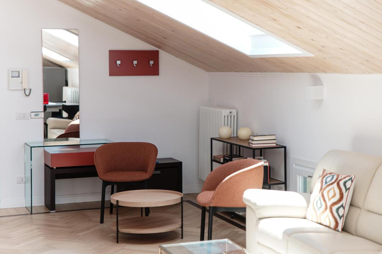 Attic 64 - The House Of Travelers Lägenhet Como Exteriör bild