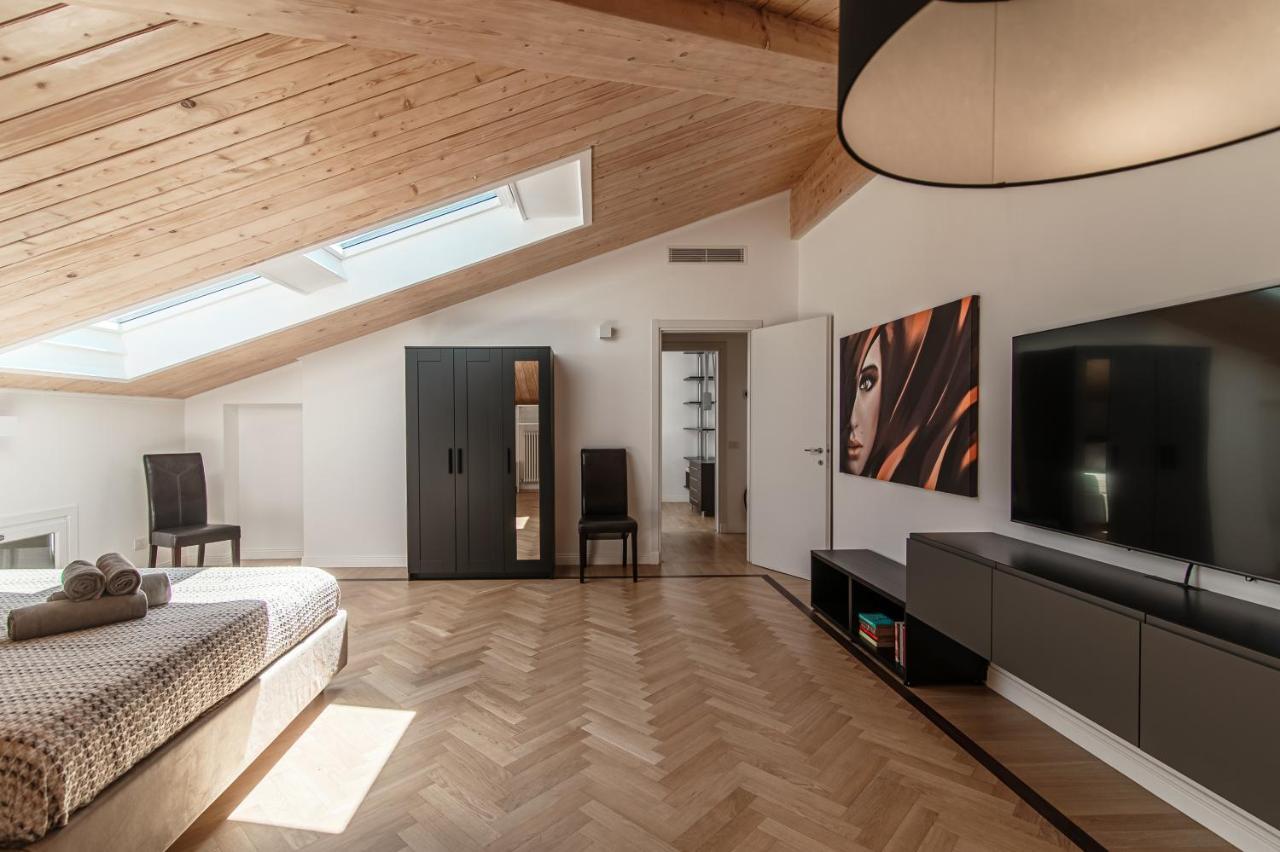 Attic 64 - The House Of Travelers Lägenhet Como Exteriör bild