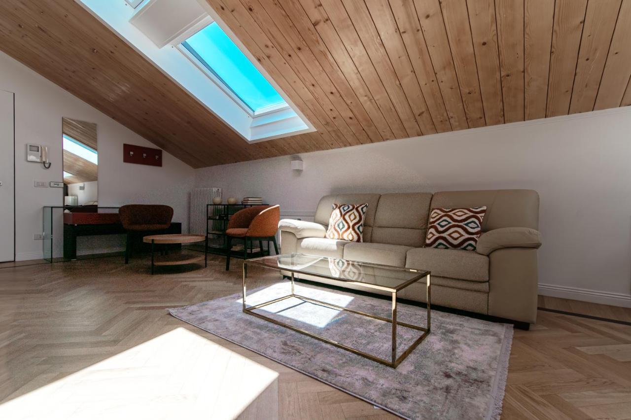 Attic 64 - The House Of Travelers Lägenhet Como Exteriör bild