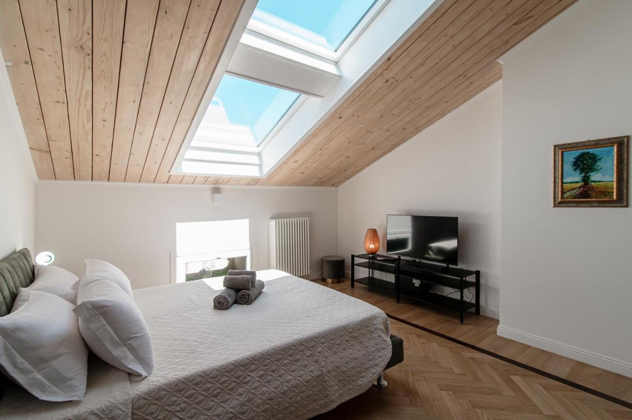Attic 64 - The House Of Travelers Lägenhet Como Exteriör bild