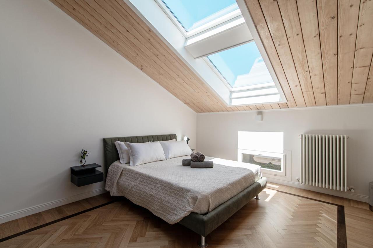 Attic 64 - The House Of Travelers Lägenhet Como Exteriör bild