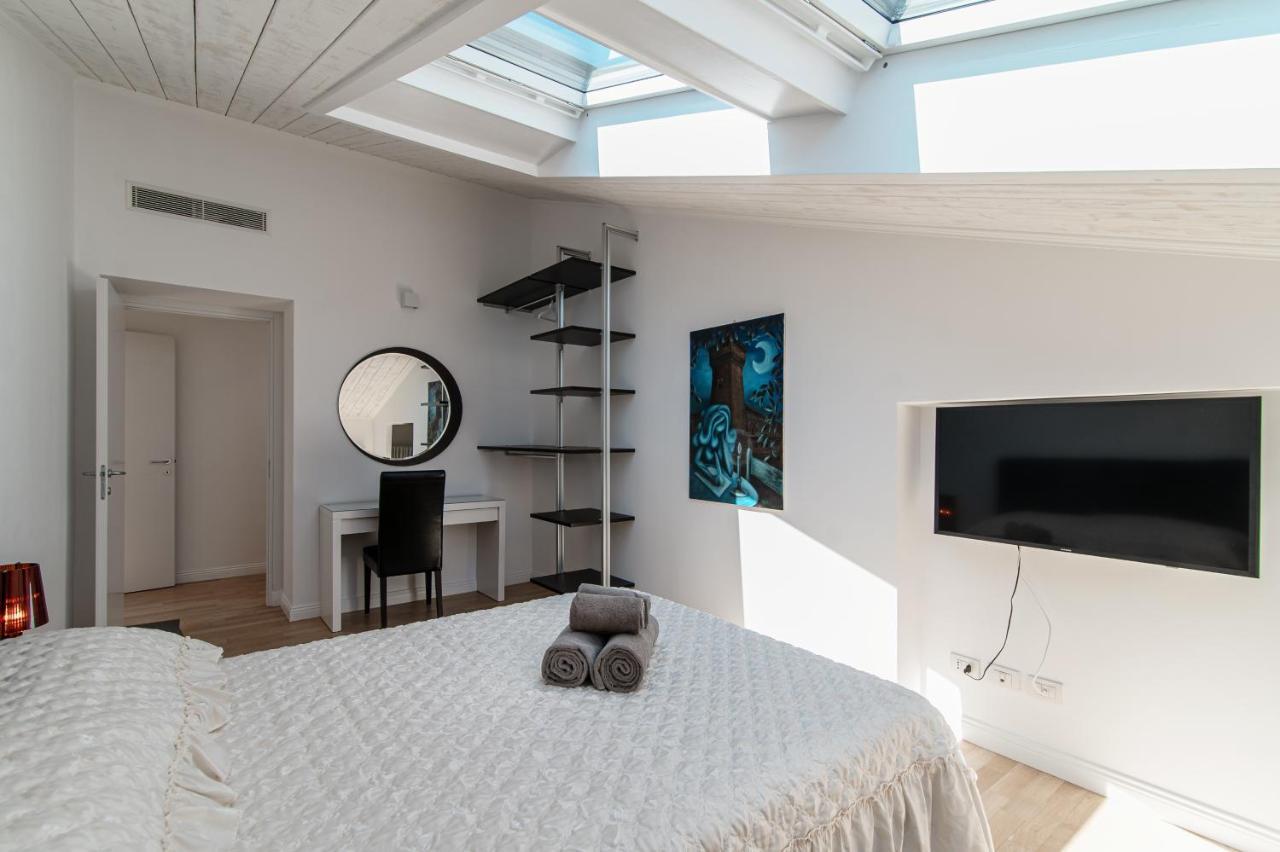 Attic 64 - The House Of Travelers Lägenhet Como Exteriör bild