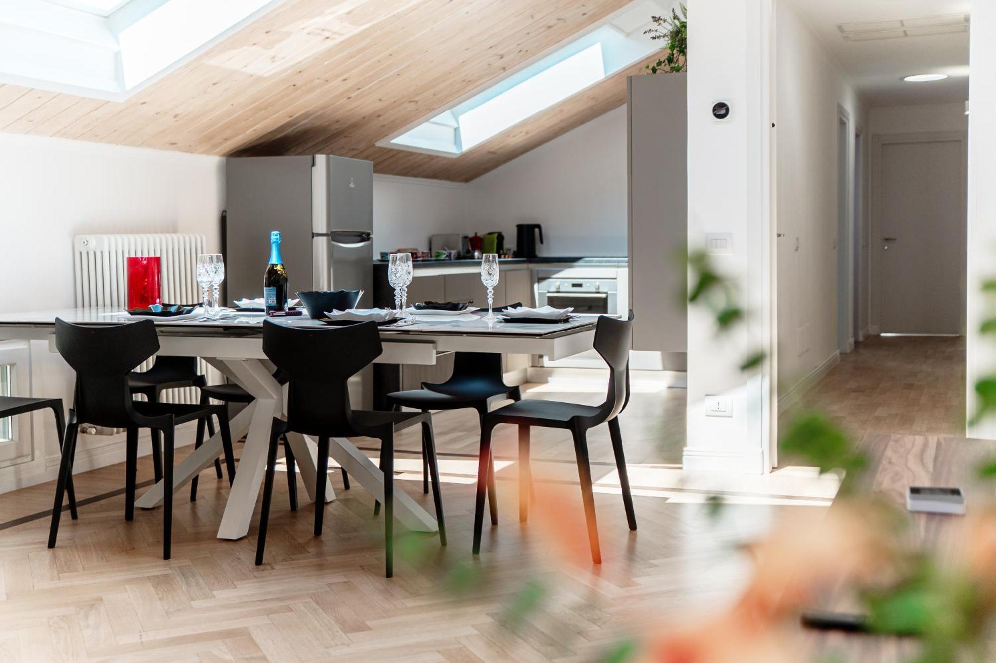 Attic 64 - The House Of Travelers Lägenhet Como Exteriör bild